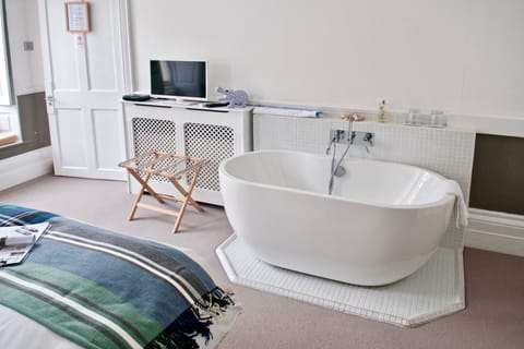 Deluxe Double Room, Bathtub | Bathroom | Deep soaking tub, rainfall showerhead, designer toiletries, hair dryer