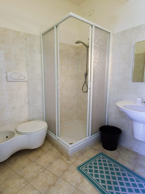 Single Room, Balcony | Bathroom | Shower, rainfall showerhead, hair dryer, bidet