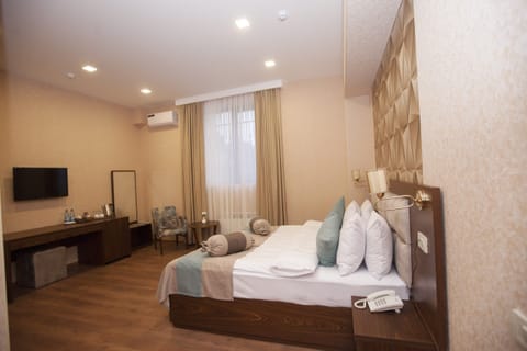 Double or Twin Room, Accessible | Premium bedding, minibar, in-room safe, desk