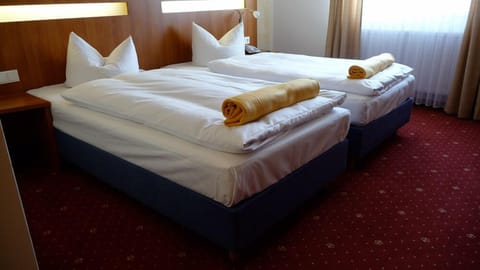 Double Room, Non Smoking | 1 bedroom, hypo-allergenic bedding, down comforters, desk