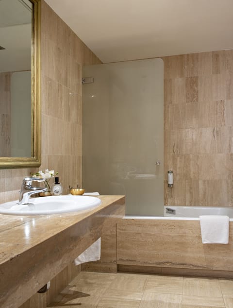 Junior Suite | Bathroom | Combined shower/tub, free toiletries, hair dryer, towels