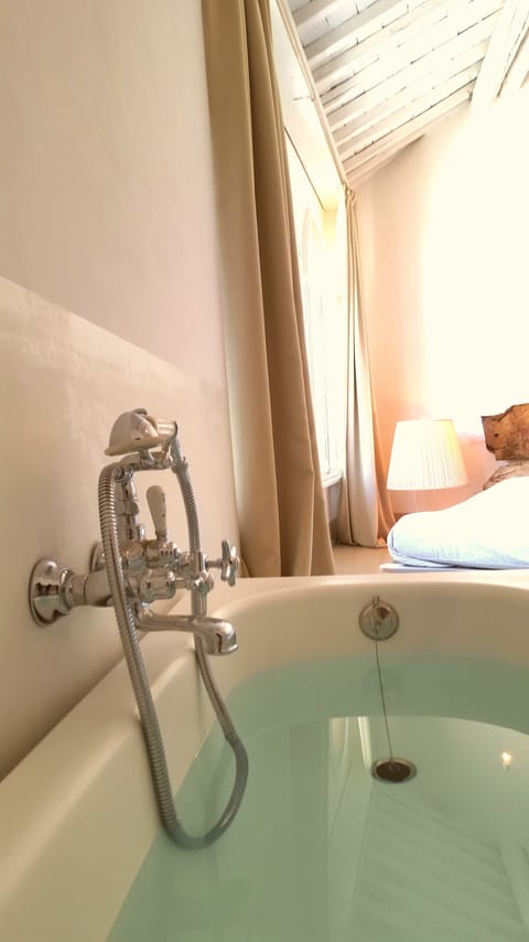 Deluxe Triple Room | Bathroom | Shower, free toiletries, hair dryer, slippers