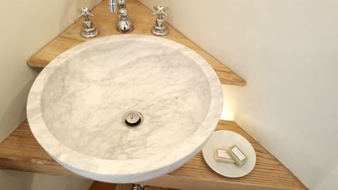 Deluxe Triple Room | Bathroom sink