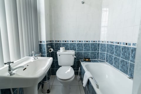 Standard Double Room, Sea View | Bathroom | Free toiletries, hair dryer, towels