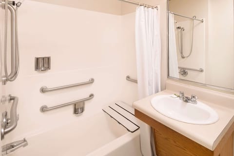 Combined shower/tub, towels