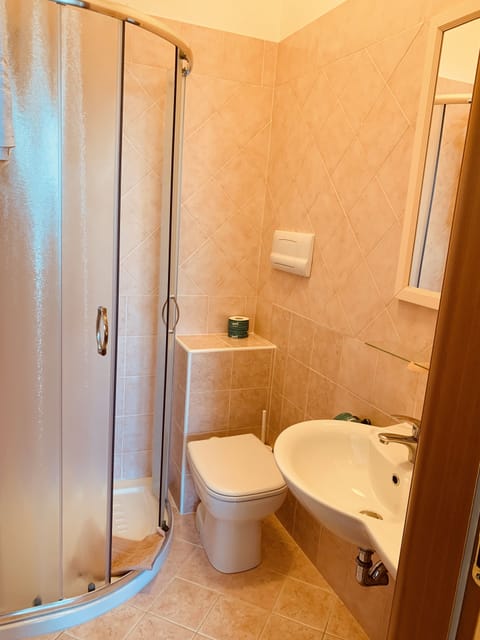 Panoramic Double Room, Lake View | Bathroom | Shower, hair dryer, bathrobes, towels