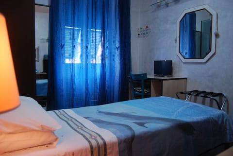 Single Room, Shared Bathroom (Blu) | Premium bedding, iron/ironing board, free WiFi, bed sheets