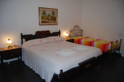Triple Room, Private Bathroom (Porpora) | Premium bedding, iron/ironing board, free WiFi, bed sheets