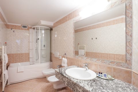 Superior Triple Room, Balcony | Bathroom | Free toiletries, hair dryer, bathrobes, slippers