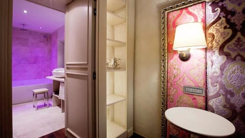 Suite | Bathroom | Free toiletries, hair dryer, bathrobes, slippers