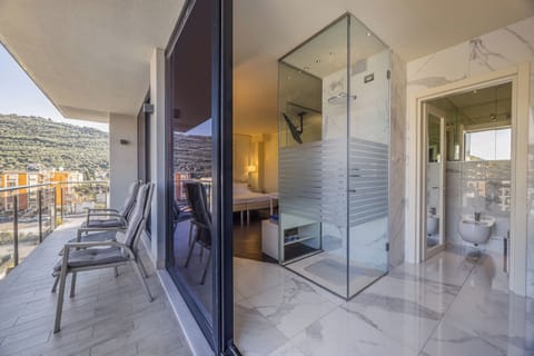 Superior Double Room, Balcony (Classic) | Bathroom | Shower, free toiletries, hair dryer, bathrobes