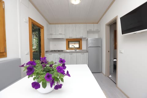 Bungalow | Private kitchen | Fridge, stovetop, cookware/dishes/utensils, freezer