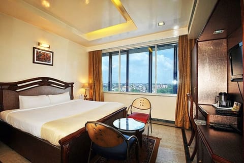 Deluxe Room | Premium bedding, down comforters, memory foam beds, minibar