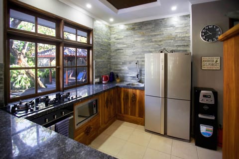 Deluxe Villa, 3 Bedrooms | Private kitchen | Fridge, microwave, oven, stovetop