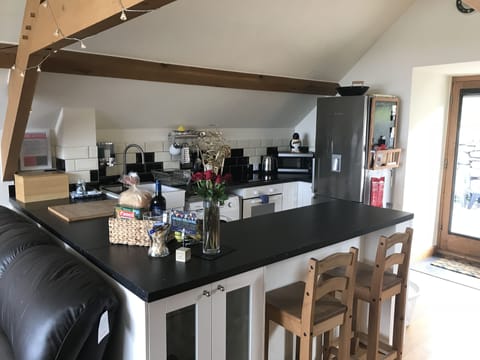 Luxury Cottage | Private kitchen | Full-size fridge, microwave, oven, stovetop