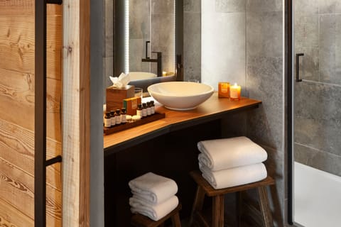 Very Large Suite | Bathroom | Designer toiletries, hair dryer, bathrobes, slippers