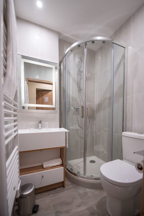 Classic Single Room, Private Bathroom, Garden View (chambre simple Perroquet) | Bathroom