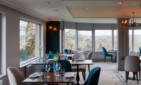 Lunch and dinner served, British cuisine