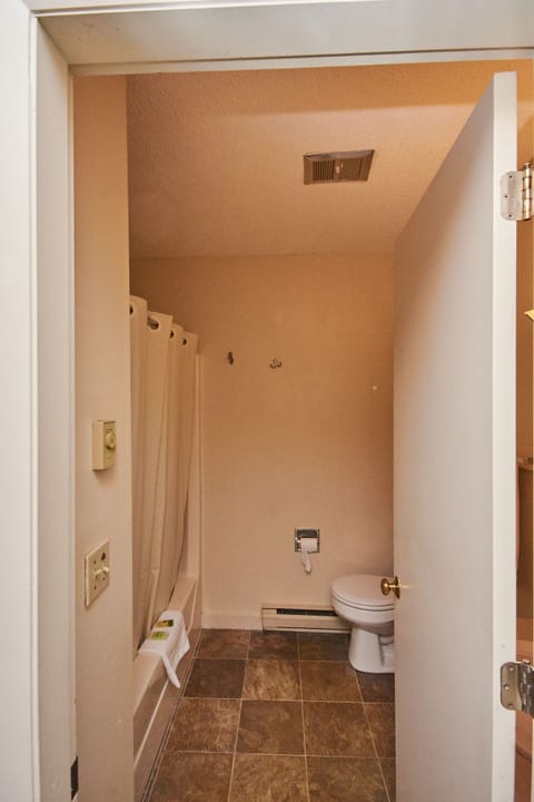 Deluxe Apartment, Ensuite ((Premium 2Bdrm)) | Bathroom | Combined shower/tub, towels