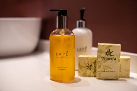 Shower, rainfall showerhead, free toiletries, hair dryer