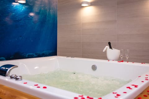 Indoor spa tub
