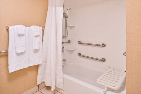 Combined shower/tub, hair dryer, towels