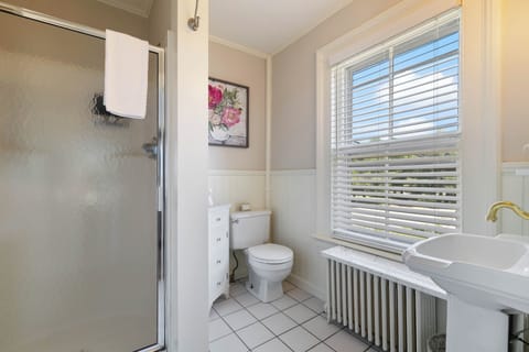 The Haddam Room | Bathroom | Combined shower/tub, designer toiletries, hair dryer, bathrobes