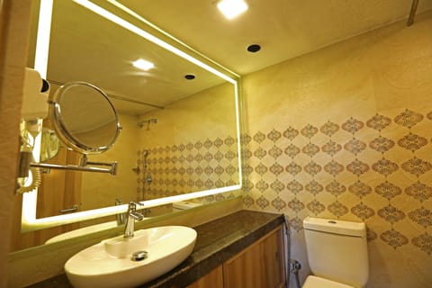 Studio Suite | Bathroom | Shower, free toiletries, towels