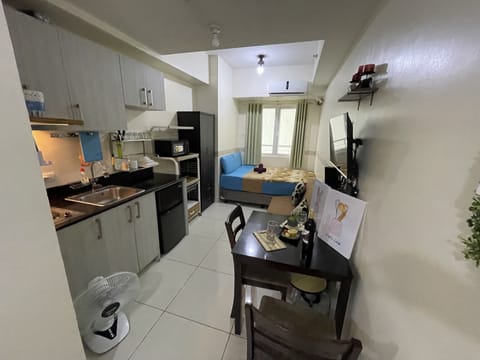 Deluxe Condo | Iron/ironing board, free WiFi, bed sheets