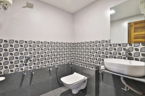 Deluxe Double Room, City View | Bathroom | Shower, rainfall showerhead, free toiletries, towels