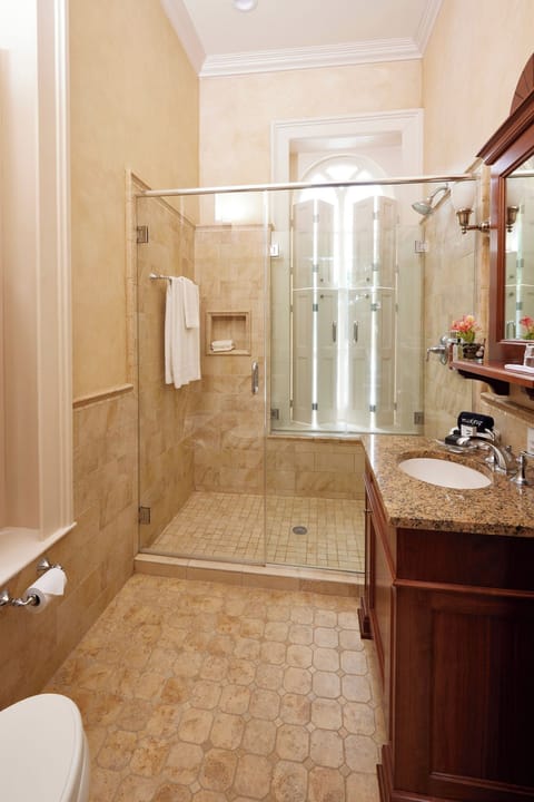 Standard Room 5 | Bathroom | Designer toiletries, hair dryer, bathrobes, heated floors