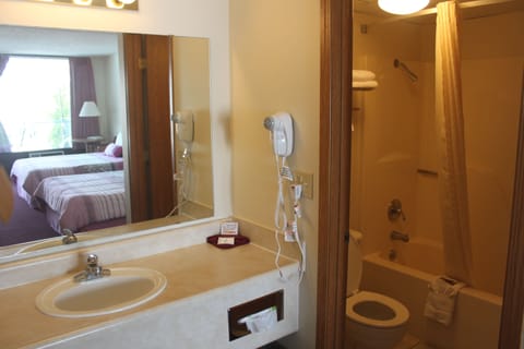 Combined shower/tub, hair dryer, towels