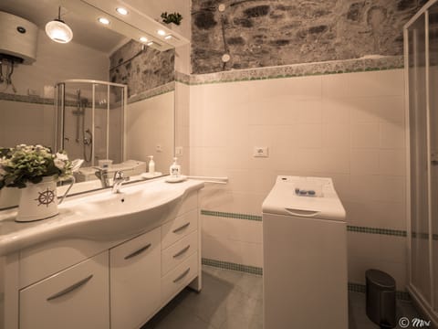 Traditional Apartment, 1 Bedroom, City View | Bathroom | Shower, rainfall showerhead, eco-friendly toiletries, hair dryer