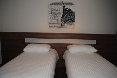 Twin Room | Desk, soundproofing, free WiFi, bed sheets