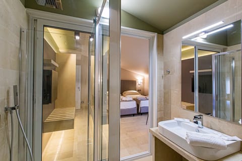 Classic Double or Twin Room | Bathroom | Shower, rainfall showerhead, free toiletries, hair dryer