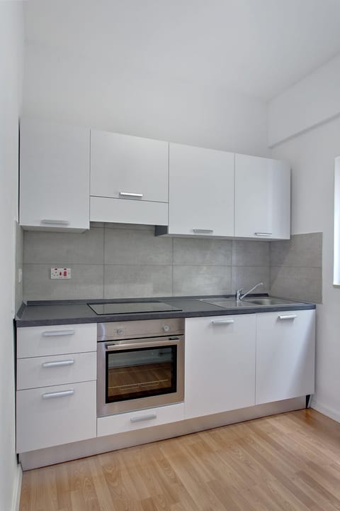 Apartment, 2 Bedrooms, Balcony, Sea View | Private kitchen | Oven