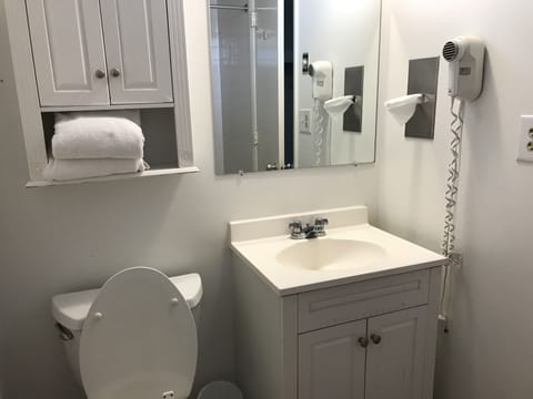 Combined shower/tub, towels