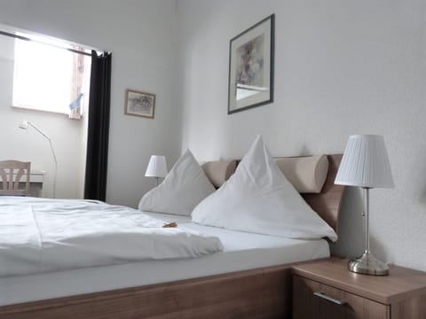 Double Room | Desk, free WiFi, bed sheets