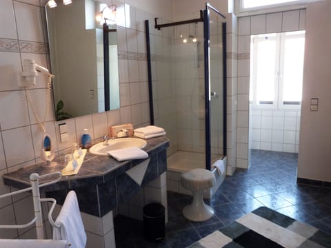 Double Room | Bathroom | Shower, towels