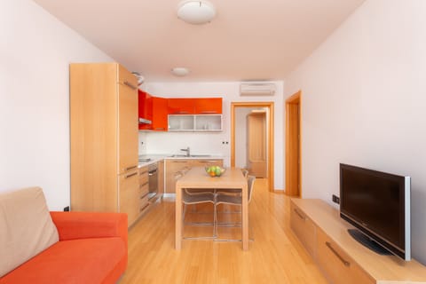 Classic Apartment (12) | Private kitchen | Full-size fridge, microwave, oven, stovetop