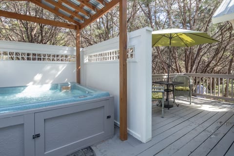 Family Cottage, 1 King Bed with Sofa bed | Private spa tub