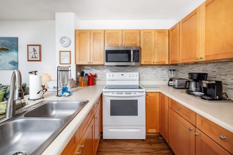 Condo, 1 Queen Bed with Sofa bed (Alii Villas 340) | Private kitchen | Oven, dishwasher, toaster, paper towels
