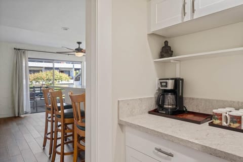 Condo, 1 Queen Bed with Sofa bed (Casa De Emdeko 204) | Private kitchen | Fridge, microwave, stovetop, dishwasher