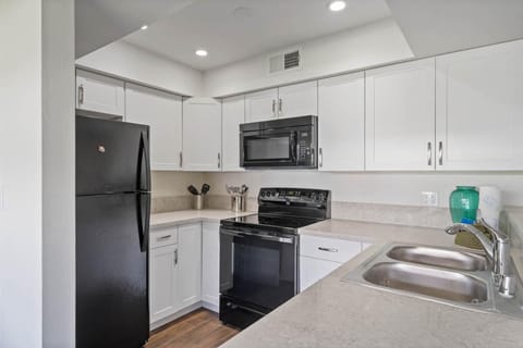 Condo, 1 Queen Bed with Sofa bed (Casa De Emdeko 204) | Private kitchen | Fridge, microwave, stovetop, dishwasher