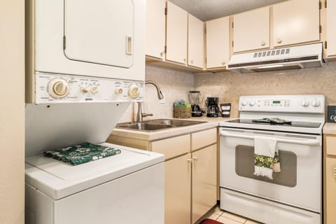 Condo, 1 Queen Bed with Sofa bed (Kona Isle B31) | Private kitchen | Fridge, microwave, stovetop, cookware/dishes/utensils