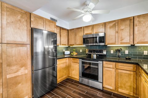 Condo, 1 King Bed with Sofa bed (Casa De Emdeko 219) | Private kitchen | Fridge, microwave, oven, stovetop