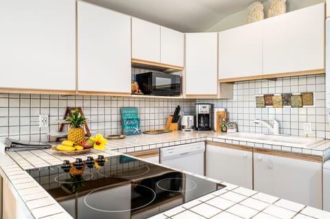 Condo, 1 Queen Bed with Sofa bed (Kona Isle A4) | Private kitchen | Dishwasher, paper towels