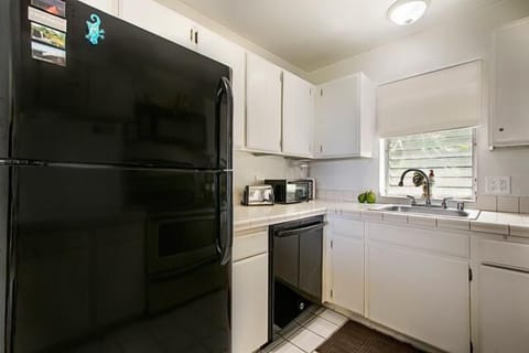 Condo, Multiple Beds (Keauhou Akahi 210) | Private kitchen | Oven, toaster, paper towels