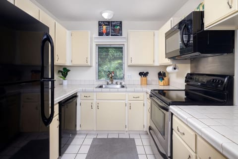 Condo, Multiple Beds (Keauhou Akahi 210) | Private kitchen | Oven, toaster, paper towels