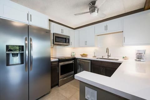 Condo, 1 Queen Bed with Sofa bed (Kona Pacific B409) | Private kitchen | Paper towels